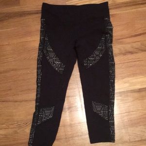 Alo yoga capris with mesh cutout pattern